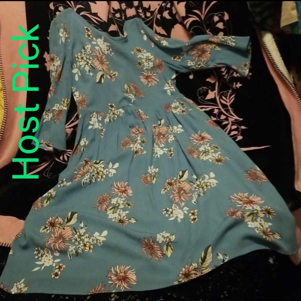 🚨2/$20🚨    WAS  $74  LE LIS Woven Midi Dress with Bell half sleeves